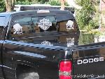 Voorbeeld van een Dodge met diverse Stickers
