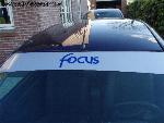 Ford Focus met Focus Raamsticker op een raamband