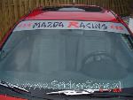 Mazda 323 met custom Mazda Racing Sticker en Japanse tekens op een raamband