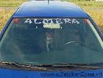 Nissan Almera met Almera Raamsticker en rode R