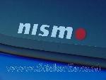 Nissan Almera met Nismo zijruitstickers