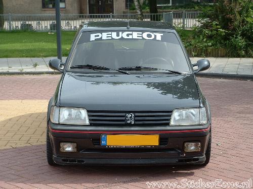 Peugeot 205 met Peugeot Raamsticker (bestelnr. ST106-1)