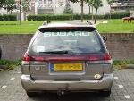 Subaru Legacy met Subaru Sticker op de achterruit