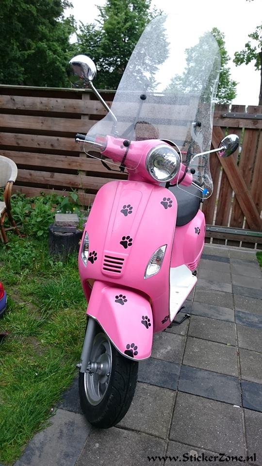 Kattenpootjes Stickerset op een mooie roze scooter (bestelnr. KATSET)