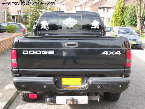 Dodge met Harley logo en Skulls