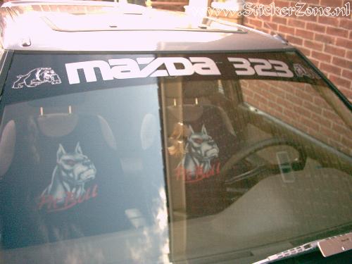 Mazda 323 met raamband en raamsticker