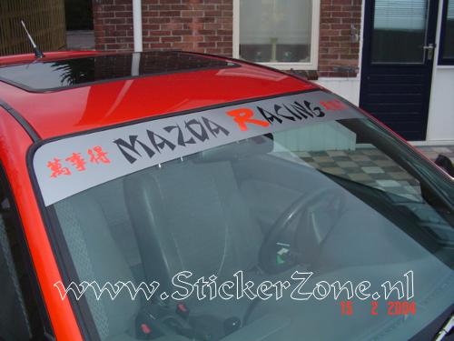 Mazda 323 met raamband en Mazda Racing met rode R en Japanse tekens Mazda