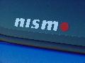 Nissan Almera met Nismo op de zijruit
