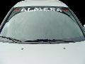 Nissan Almera met raamsticker