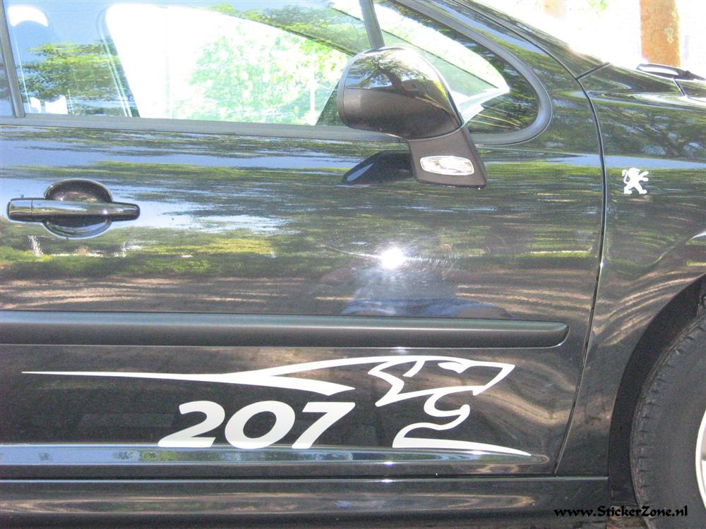 Peugeot 207 met zijstickers en achterruitsticker