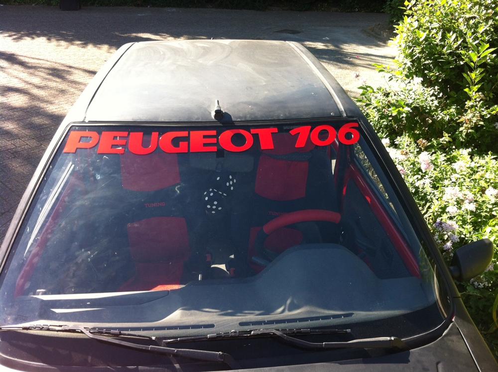 Peugeot 106 met Peugeot 106 Raamsticker bestelnr. ST106-1