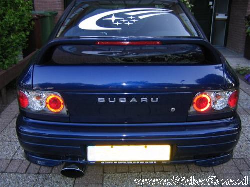 Subaru Impreza met groot Subaru logo