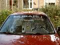 Subaru Impreza met voorruitsticker Subaru op een raamband