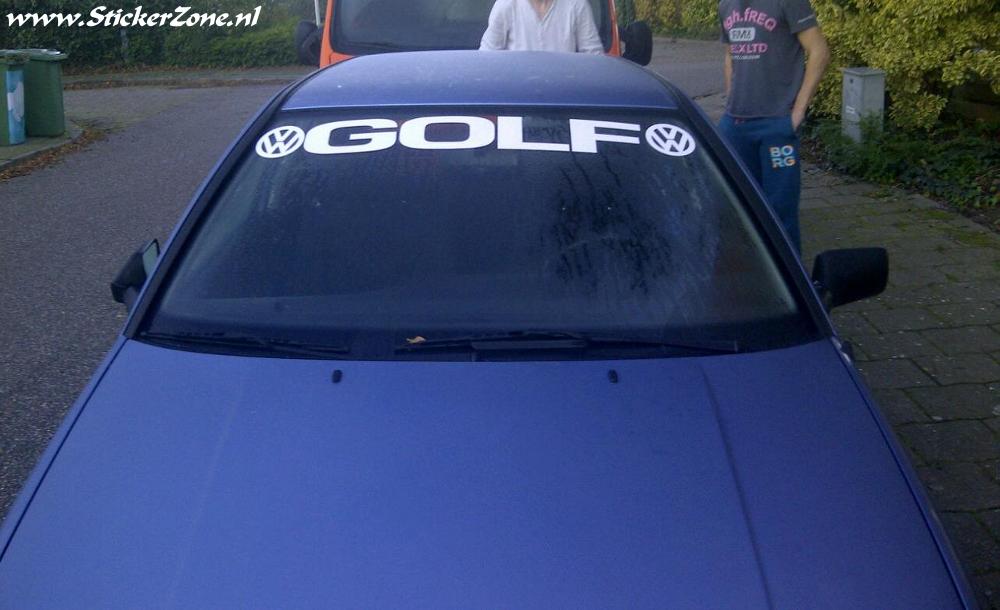 VW Golf met sticker en logo's