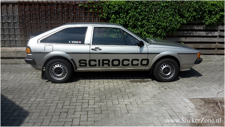 VW Scirocco met zijstickers